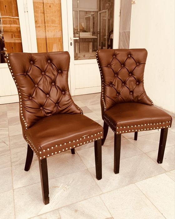 2 бр. тапицирани столове – кафява еко кожа, капитонаж, стабилни