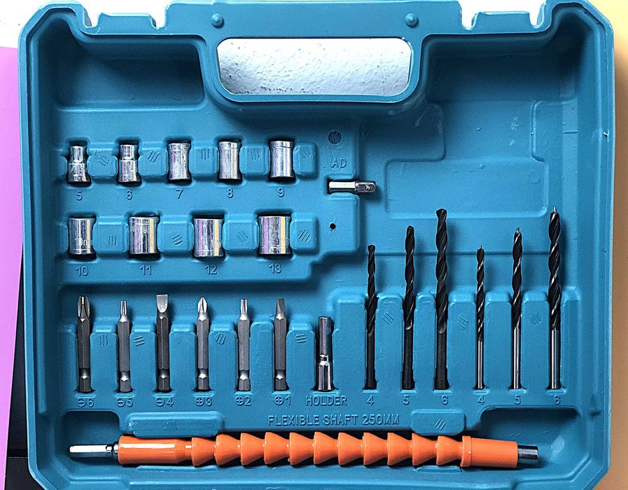 Bormasina cu acumulator 2x21V, set complet accesorii