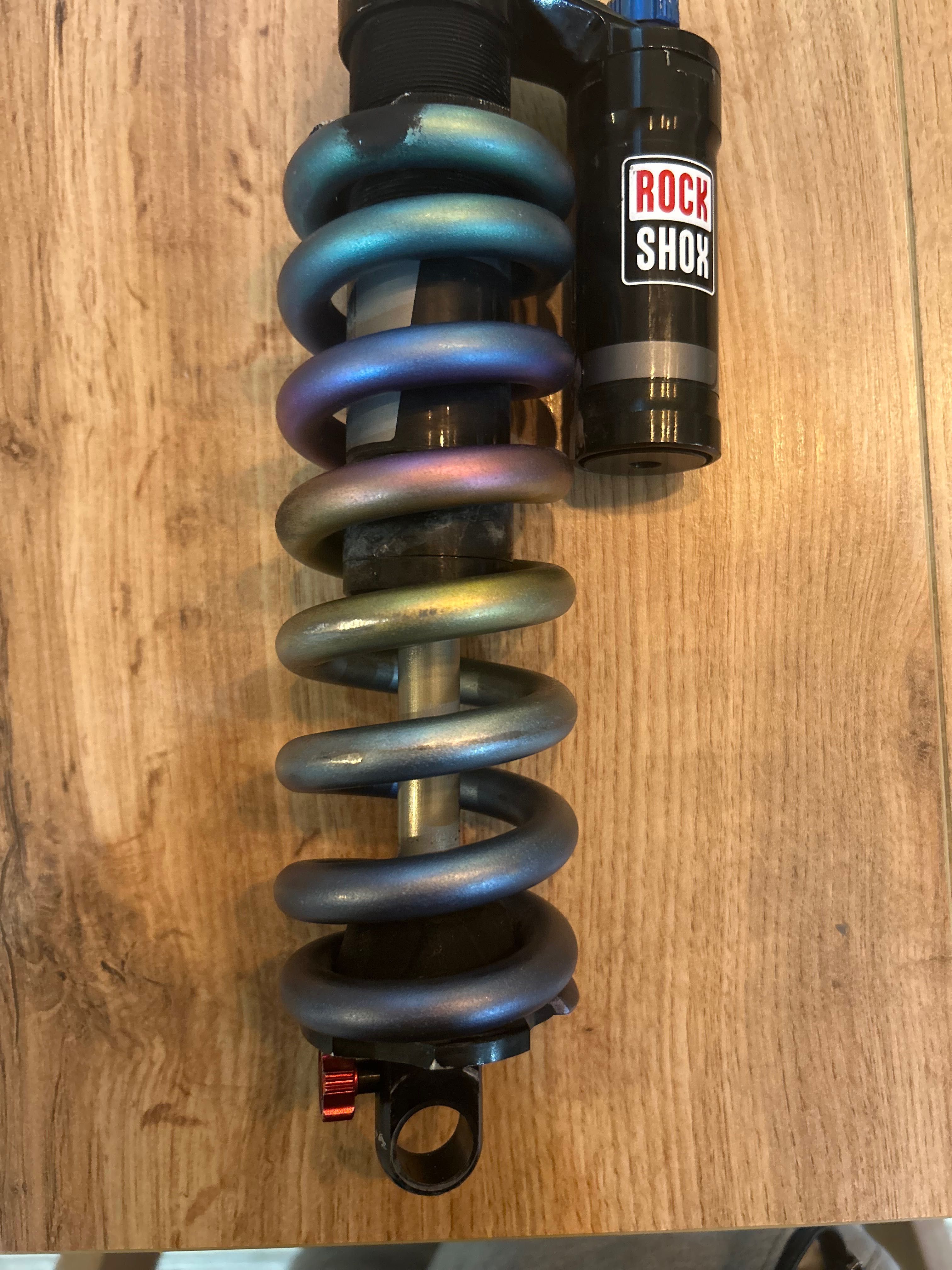 Продавам заден амортисьор rockshox със размери 240-76