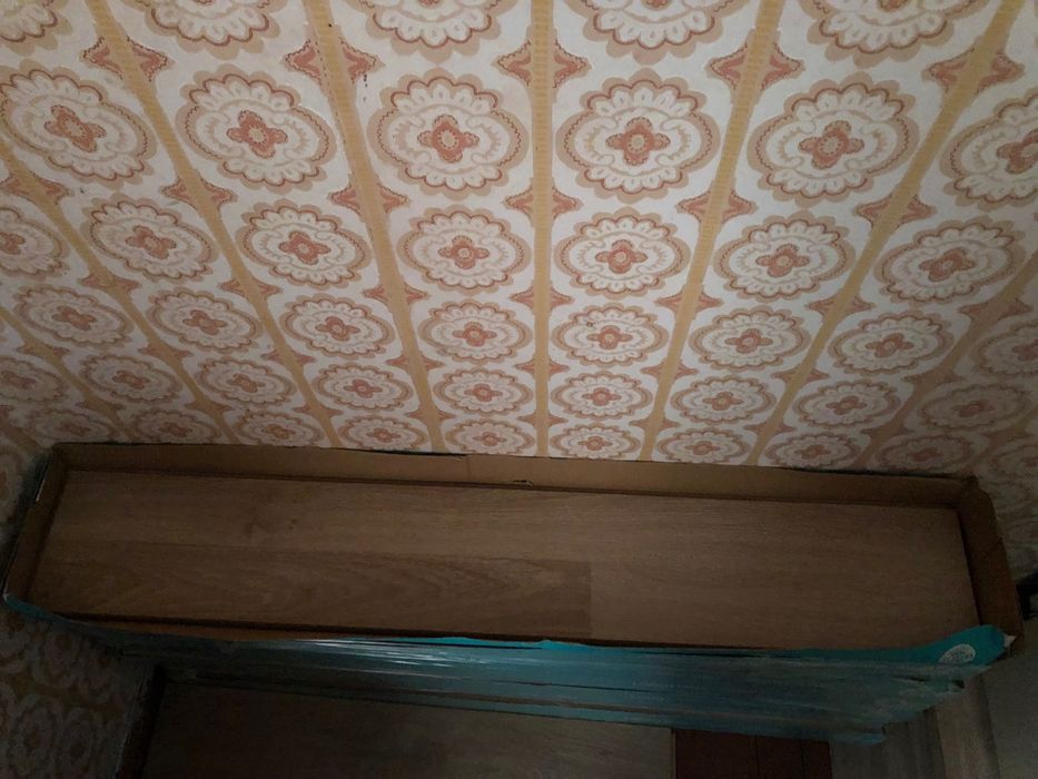 Продавам ламиниран паркет 6 пакета по 2.3 квадрата за 13.8 квадрата