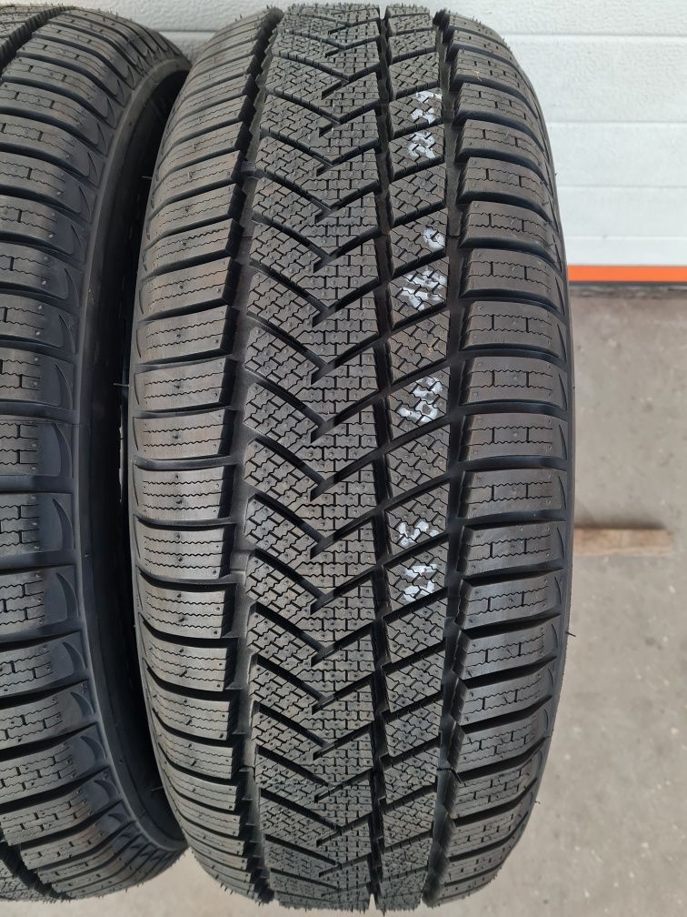 Нови гуми 2 броя SUNNY WinterMax A1 215 60 R16 дот 2224