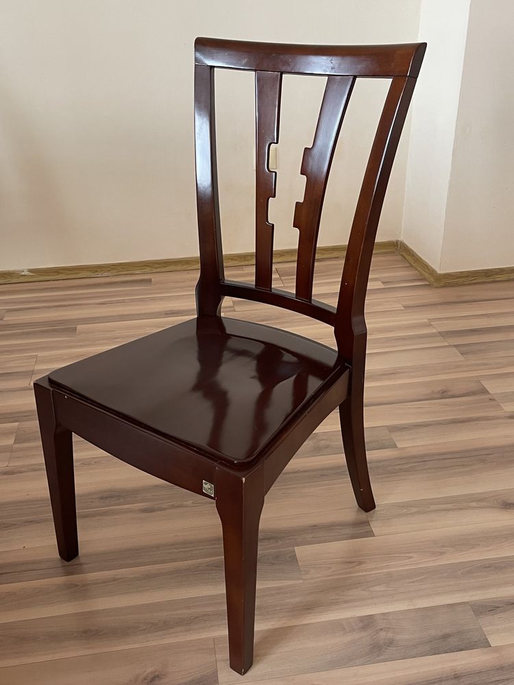 Б/у Деревянный стол + 4 деревянных стулья