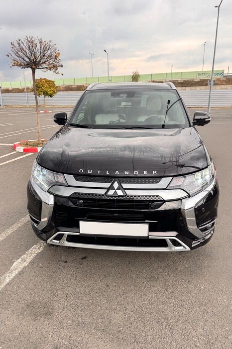 Mitsubishi Outlander PHEV 2.4 Plug-in-hybrid, 3 motoare