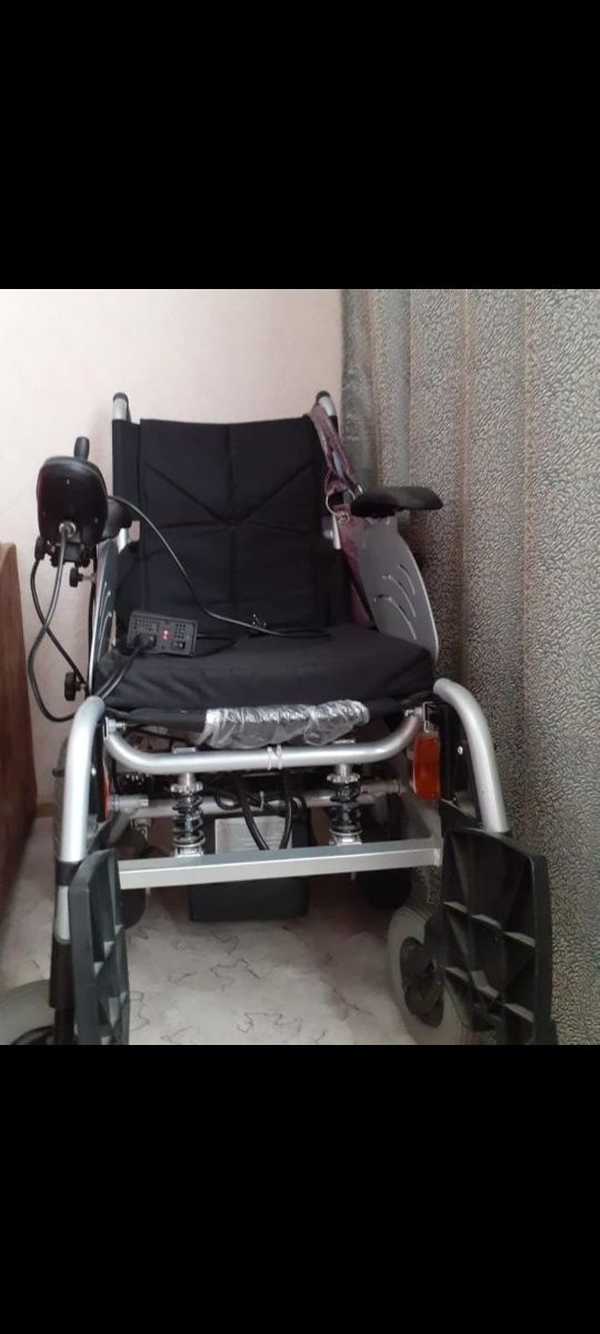 Продаю электрическую инвалидную коляску с пультовым управлением новый