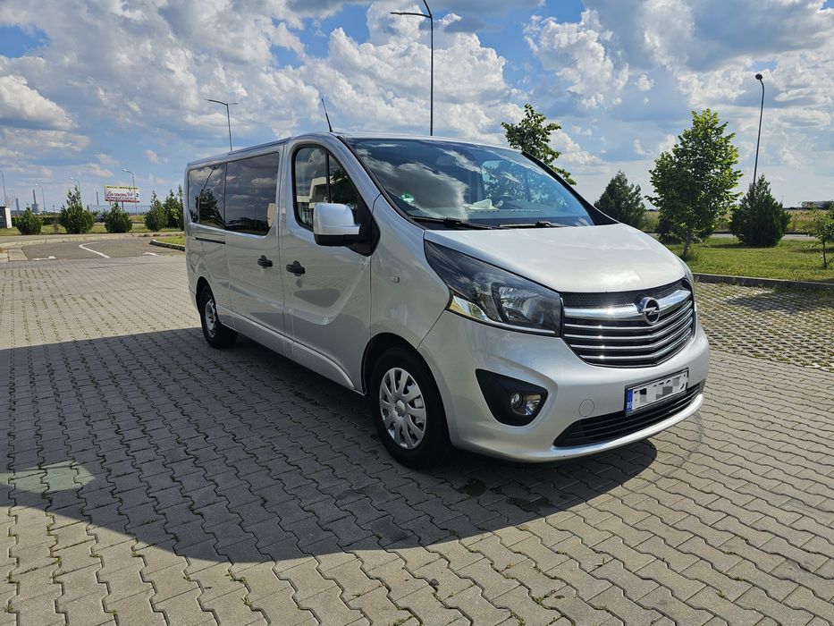 Inchiriez microbus 8+1 locuri