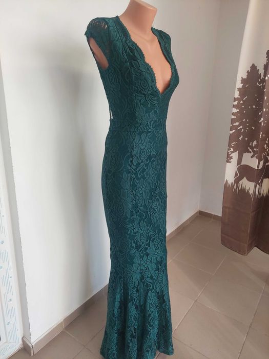 Елегантна зелена дантелена рокля.