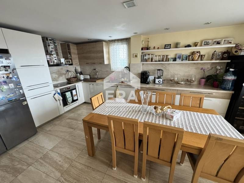 Продава се Тристаен апартамент в Варна, Лятно кино Тракия - 108 кв.м за 2407 €/кв.м - Снимка #1