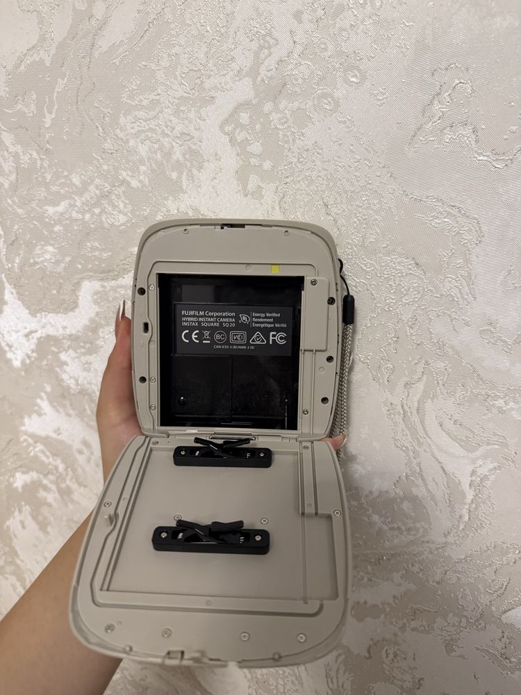 Fujifilm Instax SQ20 — почти новая!