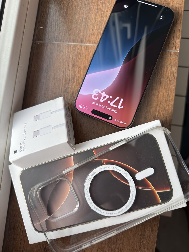 iPhone 16 Pro Max 256gb с ново оригинално зарядно и кейс