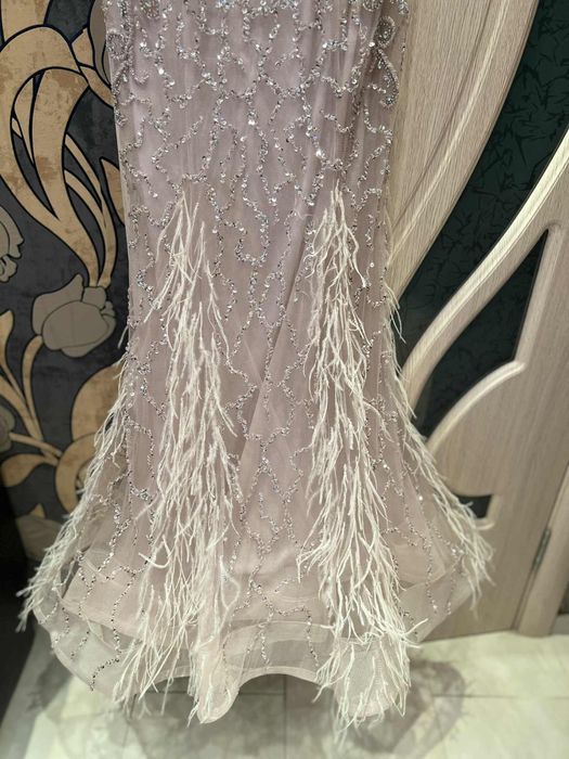 Официална рокля с пера