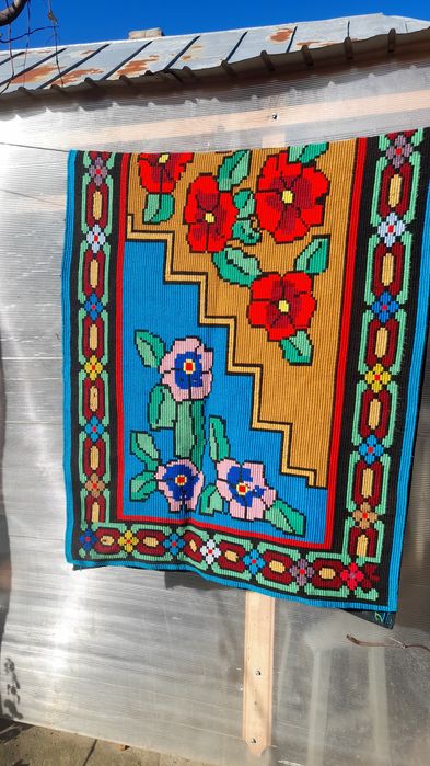 Covor tradițional din zona Munteniei,cu motive florale,cu culori vii,c