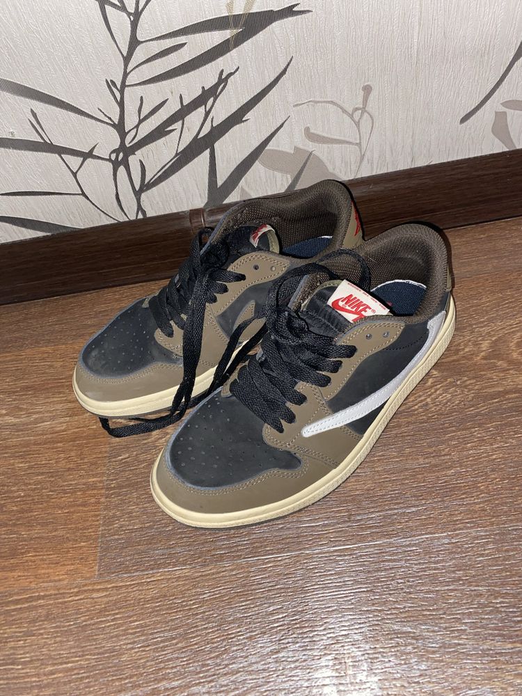 Travis scott Jordan 1 low 37.5 (36)