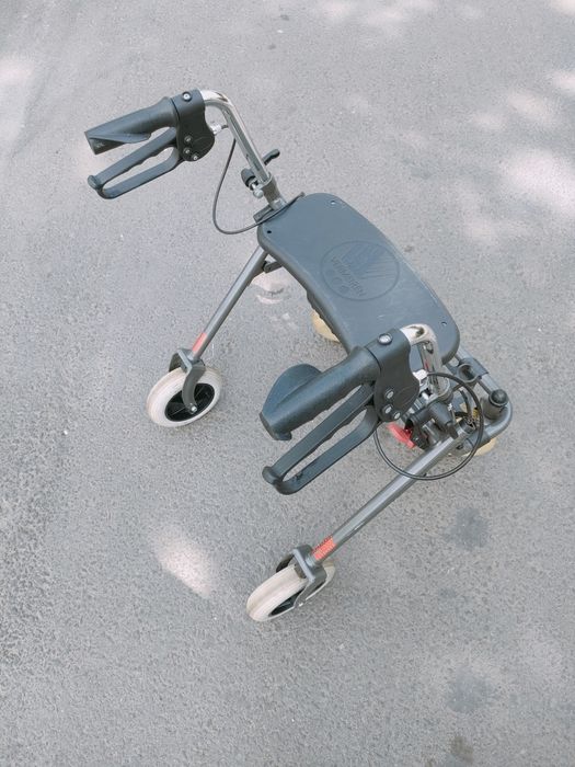 Cadru de mers cu roti ( rollator ) este destinat persoanelor cu mobili