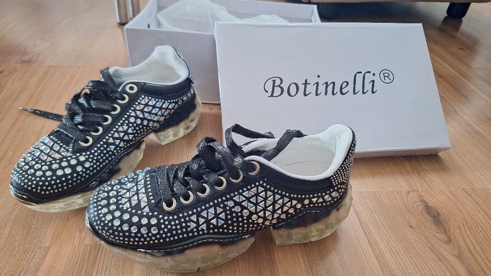 Дамски обувки с камъни