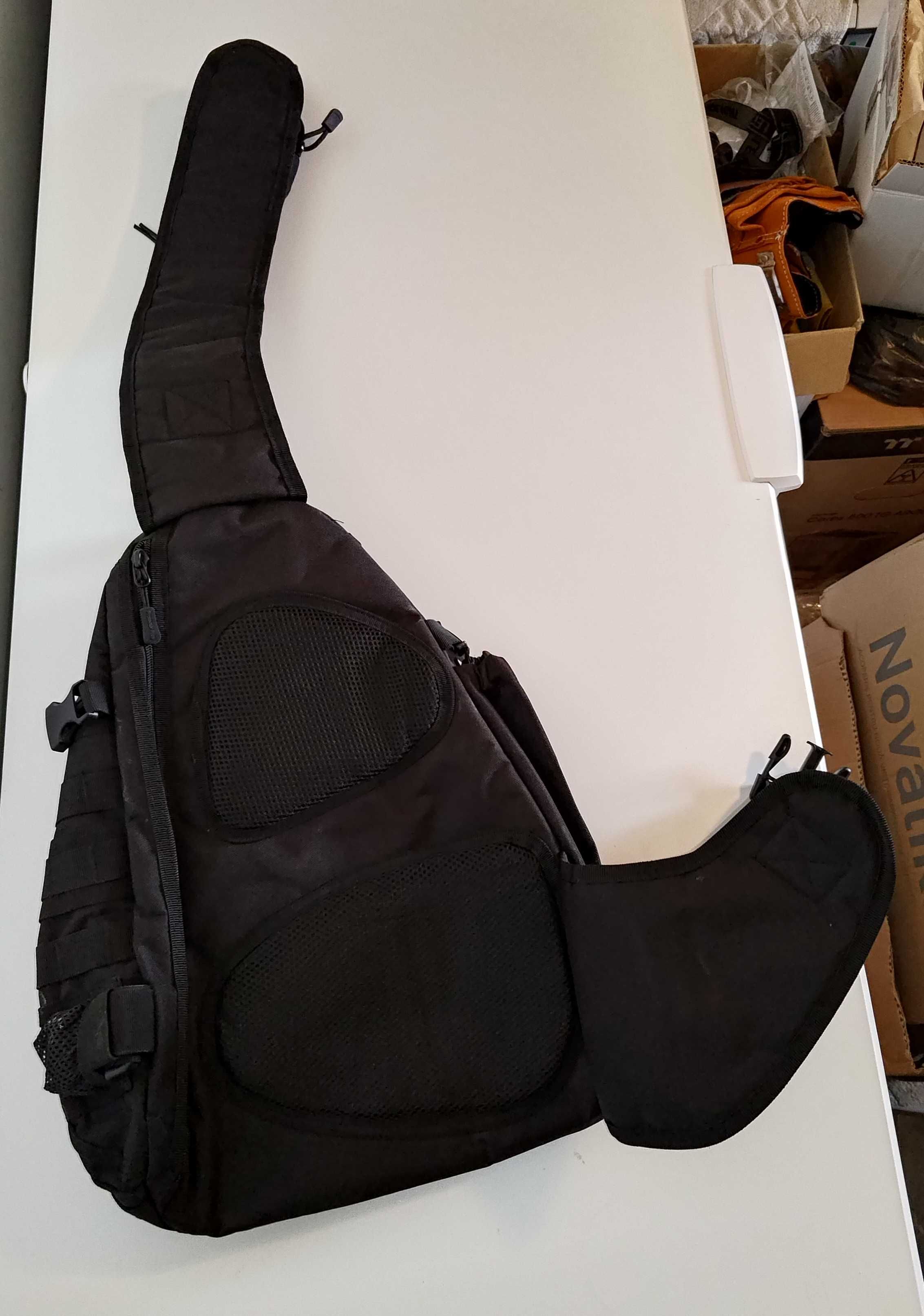 Rucsac negru tactic tip Sling Backpack pe un umar