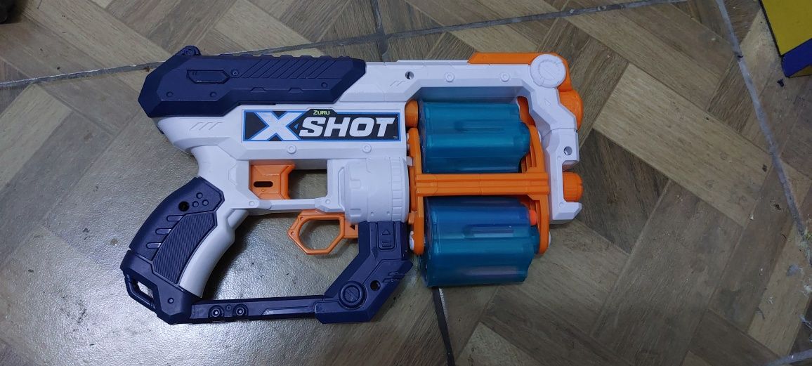 Vând pistol  x shot cu buerti 12 glonte