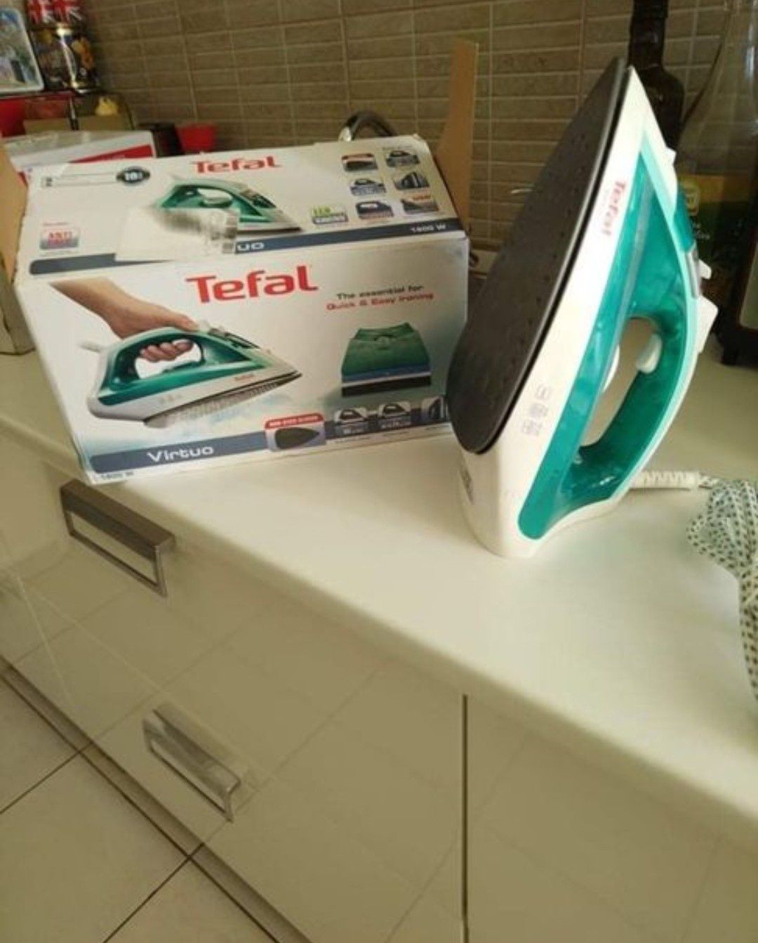 Vând fier de călcat Tefal, talpă de ceramica, produs de calitate,nou