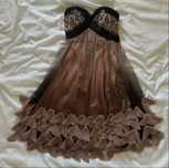 Rochie de seară fără bretele cu aplicații strălucitoare și tiv petale