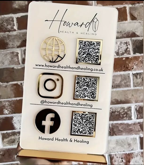 Персонализирана стойка за QR код с бяла и златиста акрилна основа