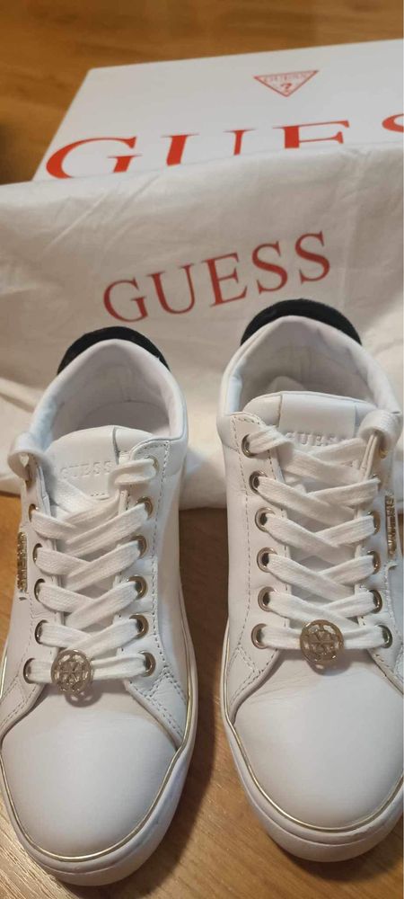 Сникърси Guess