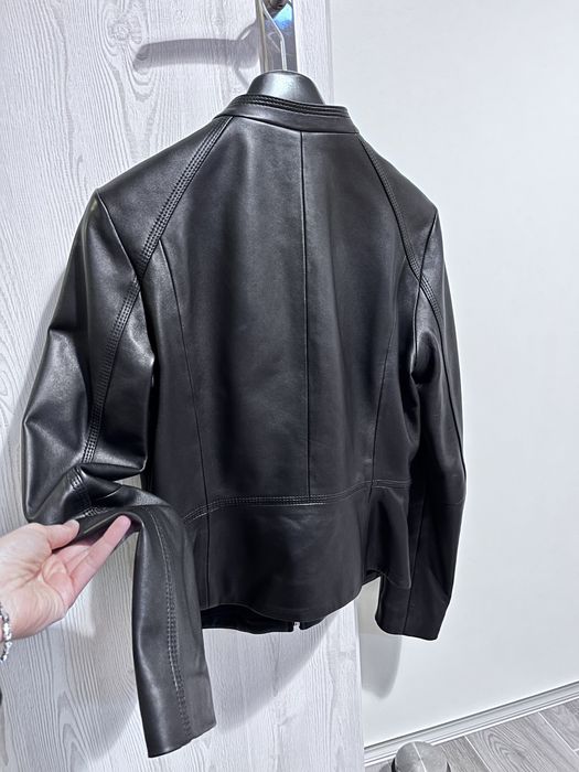 BOSS geacă nouă cu eticheta de la 1990 de lei la 950 lei