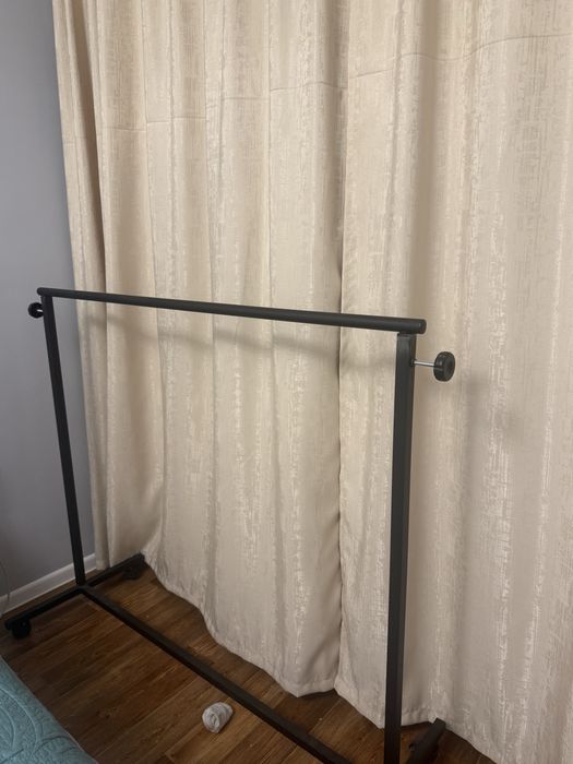 Продается вешалка надпольное!