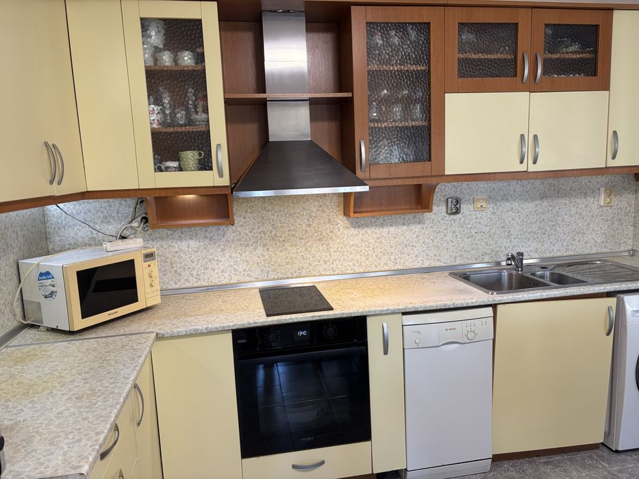 Продавам кухня с размери 3.40/ 1.55