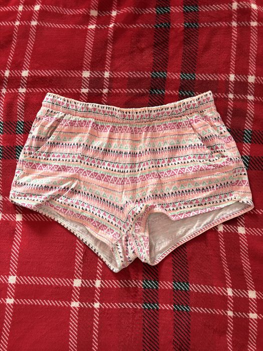 Vand pantaloni scurti