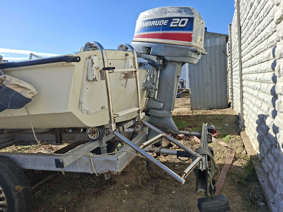 Boston Whaler cu motor Evinrude 20 cp si peridoc