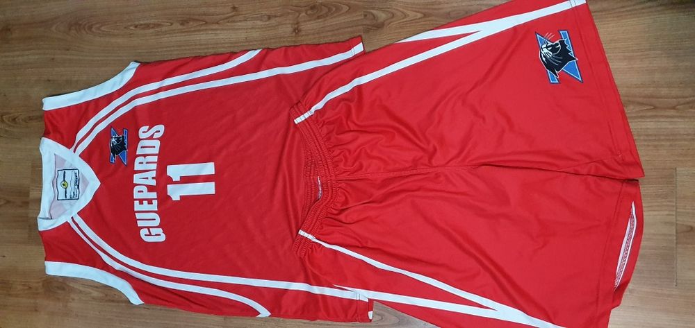 Maieu cu pantaloni scurti pt baschet mărimea M