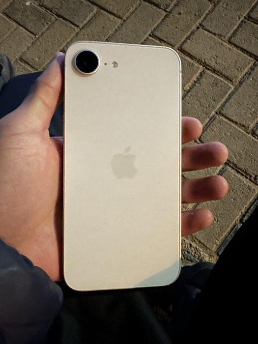 iPhone 16e белый