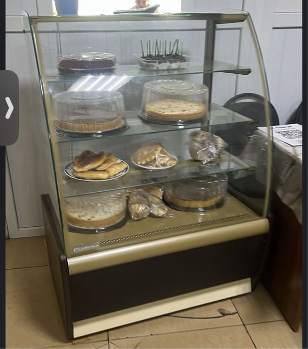 продам витринный холодильник бу