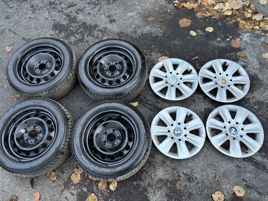Зимни гуми Bridgestone 205/55 R16 с ламаринени джанти и тасове BMW