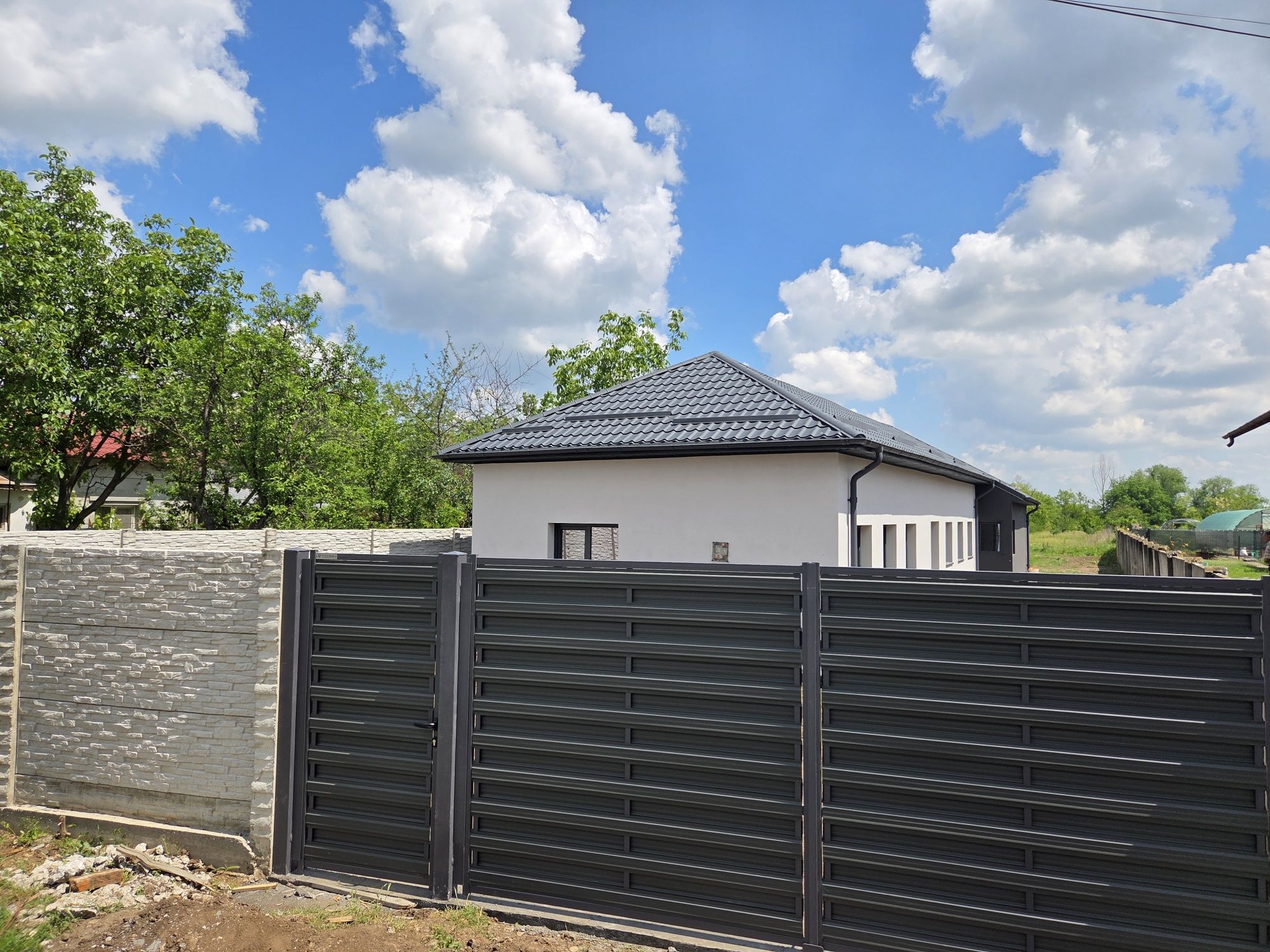 Casa de vanzare - Deveselu, teren 2800mp,