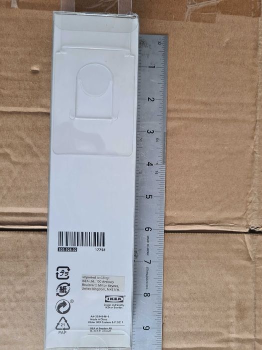 Cuțit cu lamă mică din oțel VG-10 și laterale din oțel Damasc.