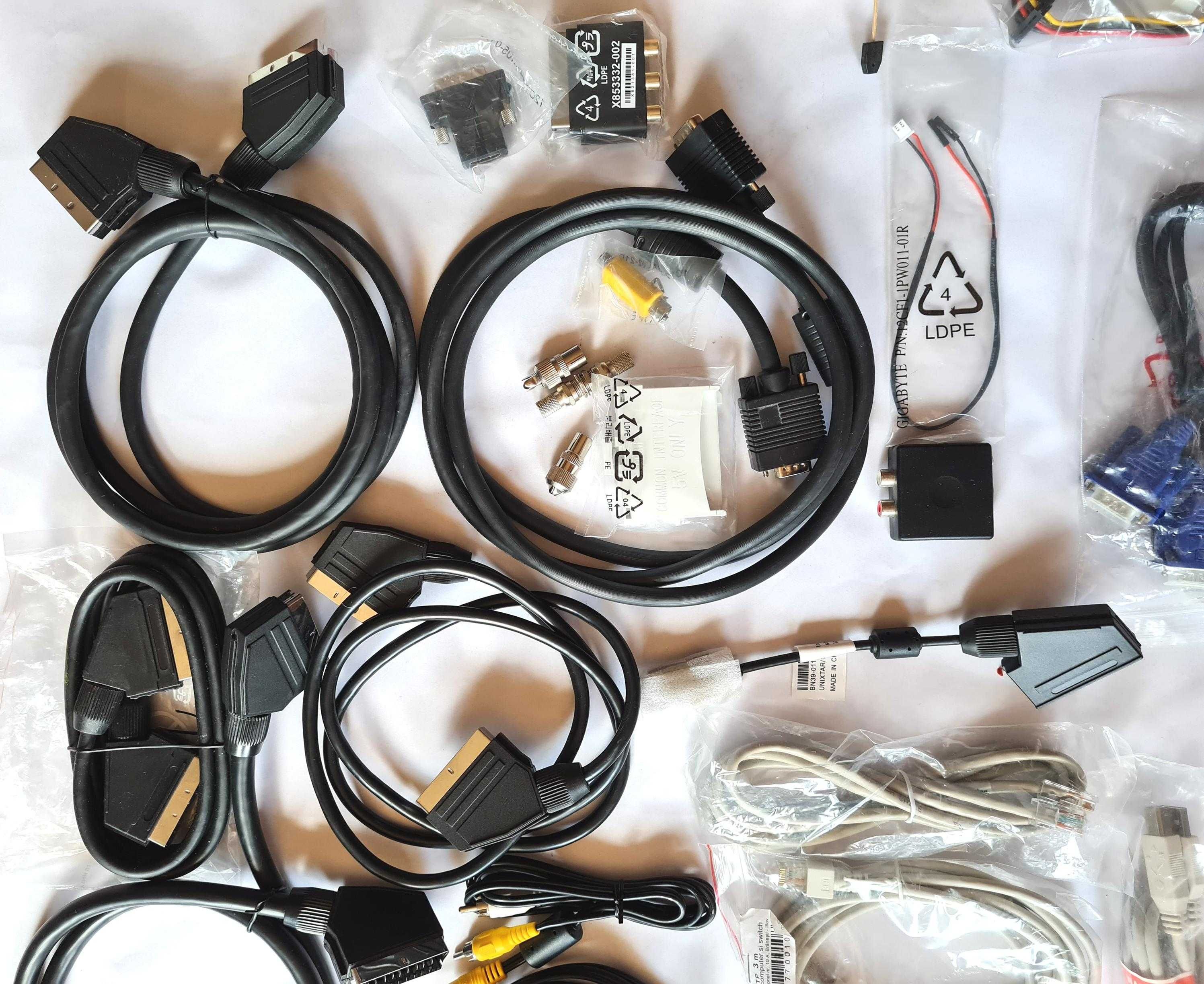 lot cabluri și diverse componente pentru PC, noi sau nefolosite