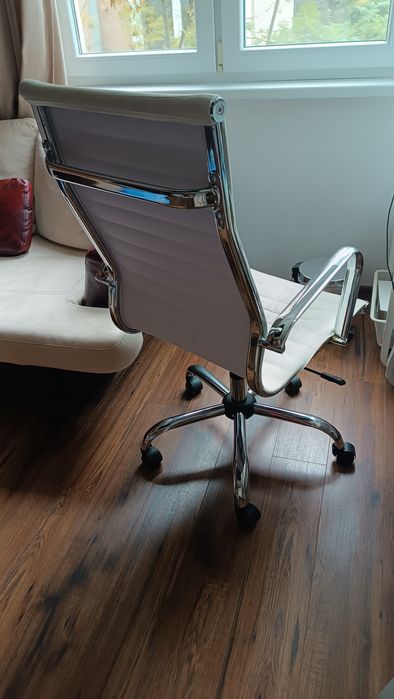 Бял офис стол за бюро с падащ механизъм