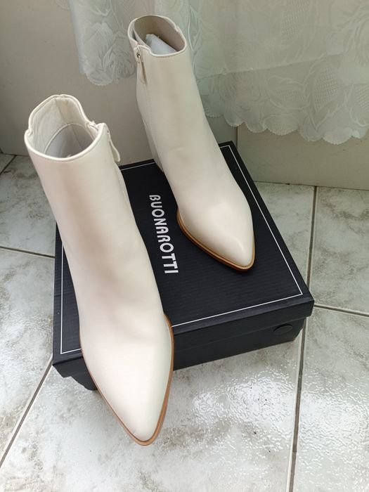 Нови бели боти на ток номер 38