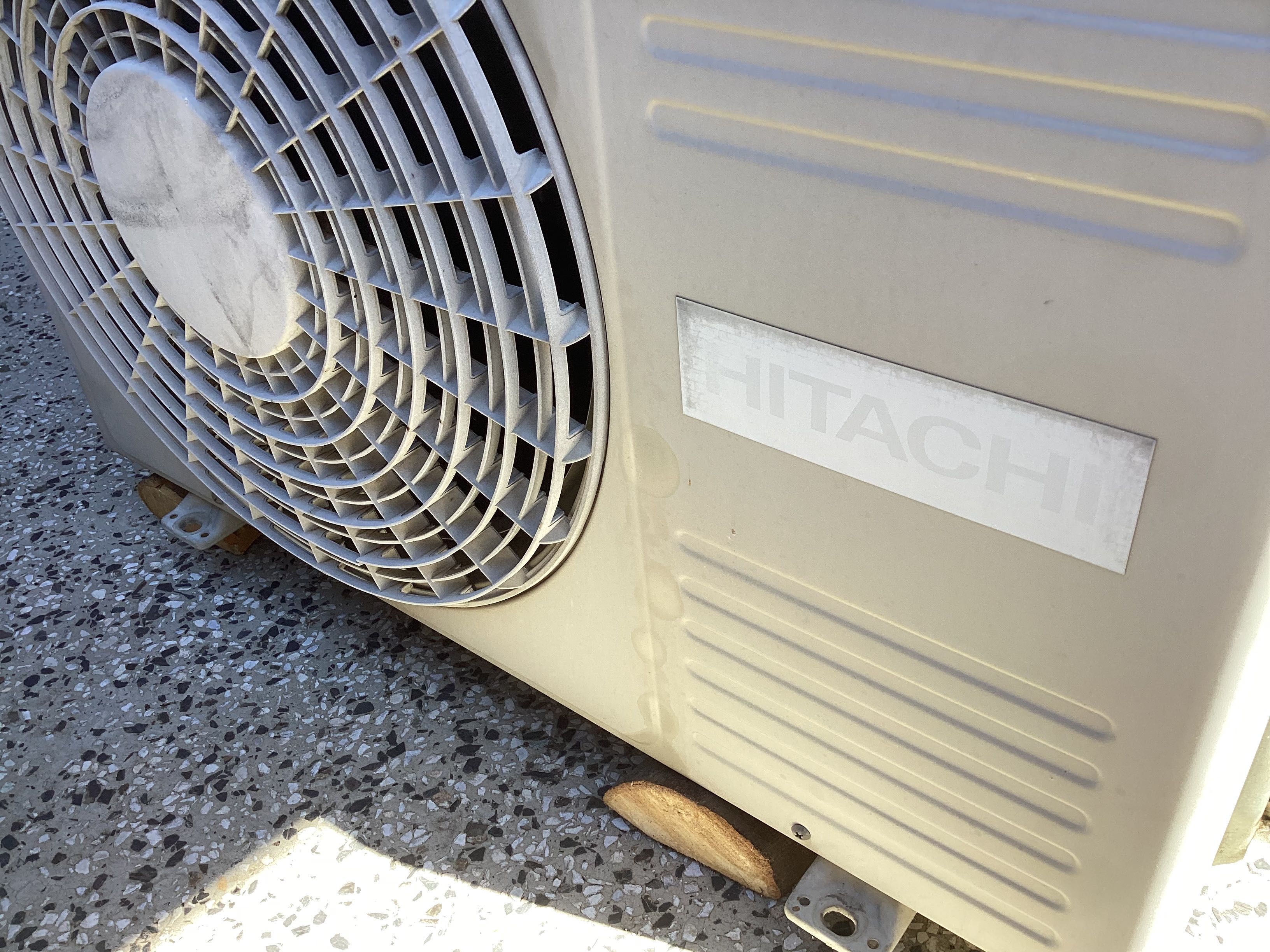 Продавам климатик Hitachi