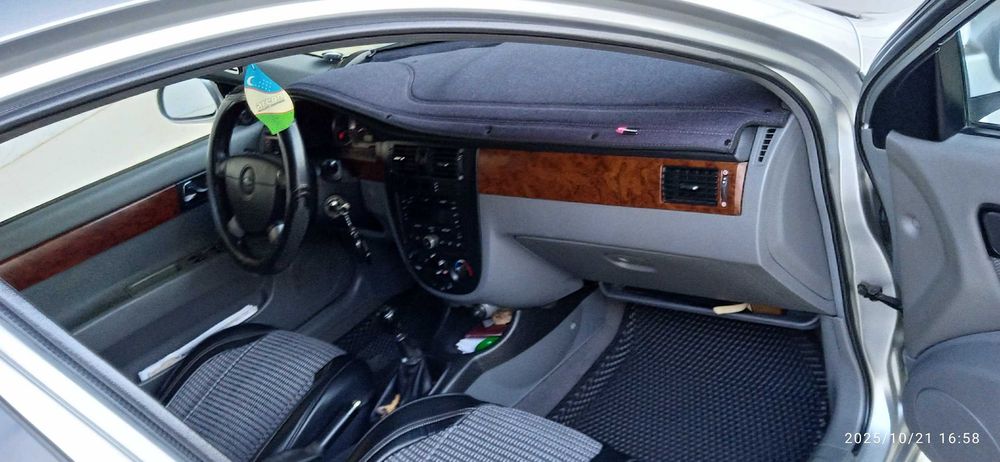 Lacetti 1.8 sotiladi