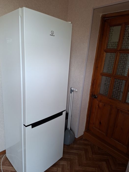 Срочно продаю холодильник Indesit 3 года гарантия есть