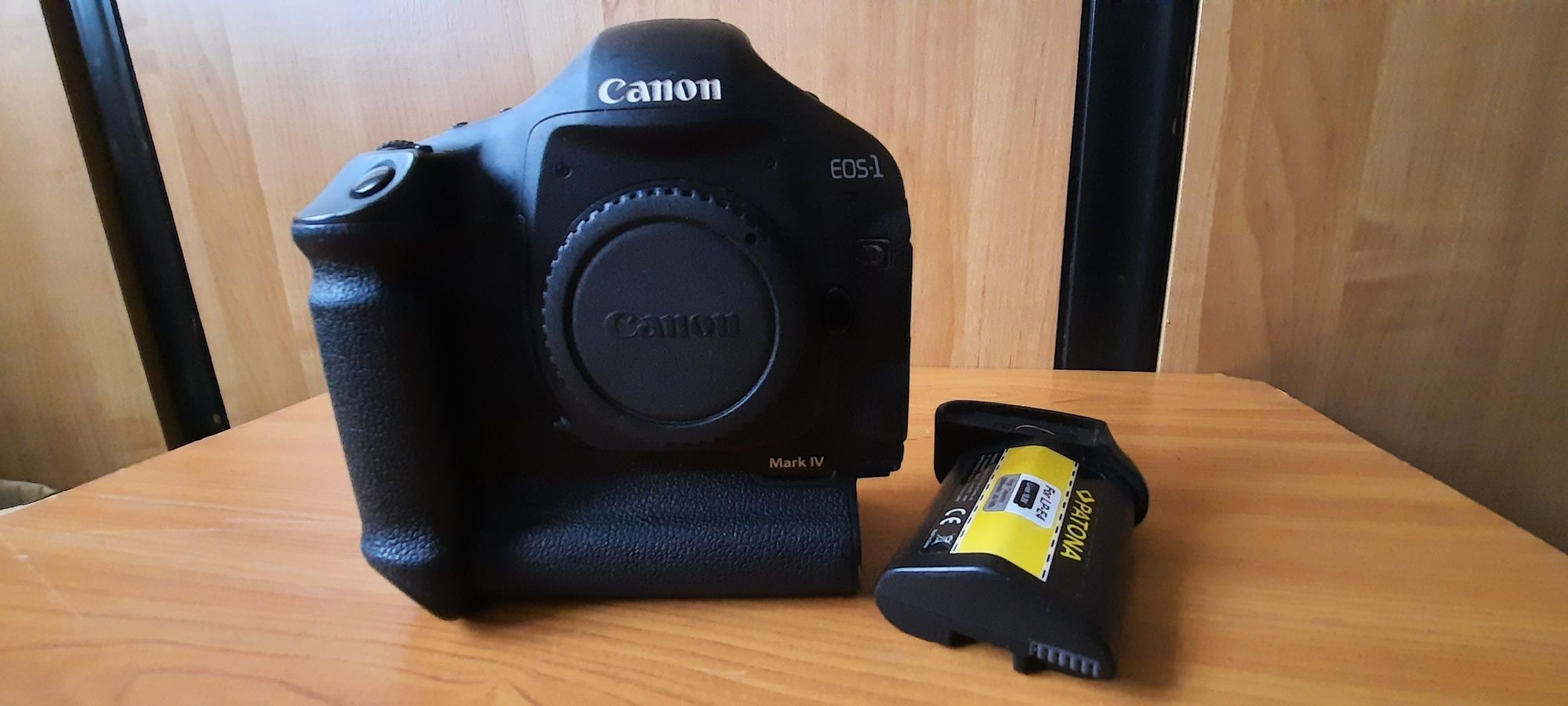 Vand aparat foto Canon EOS 1D Mark 4 (( nu este DX )