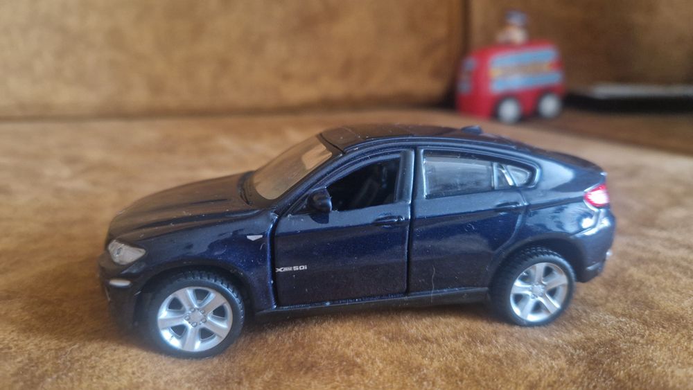 Метални коли със следи от употреба