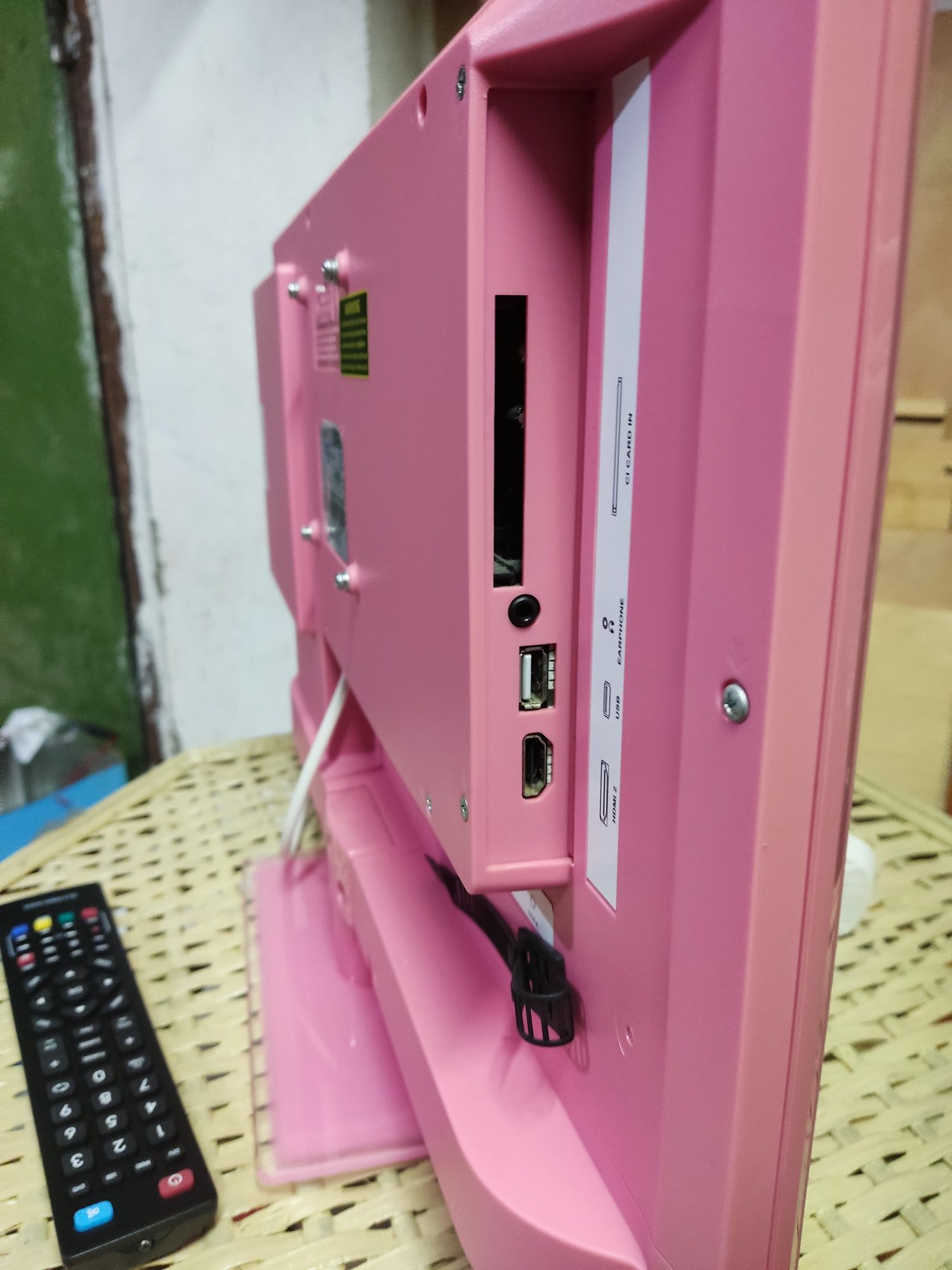 Телевизор Tehnika 21.5"