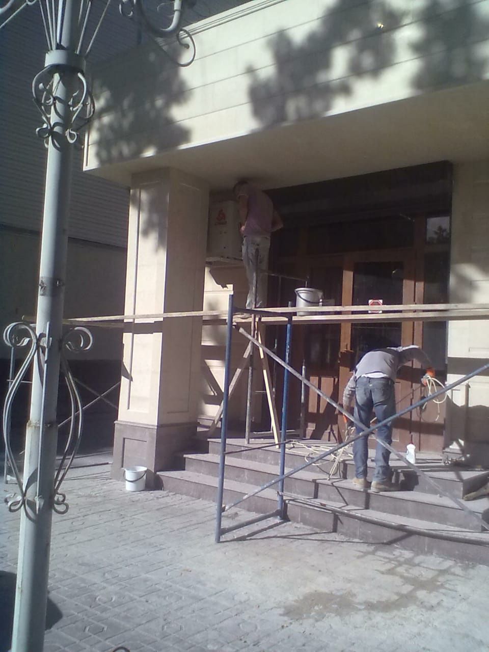 Травертин гранит установка балясинна керомагранит