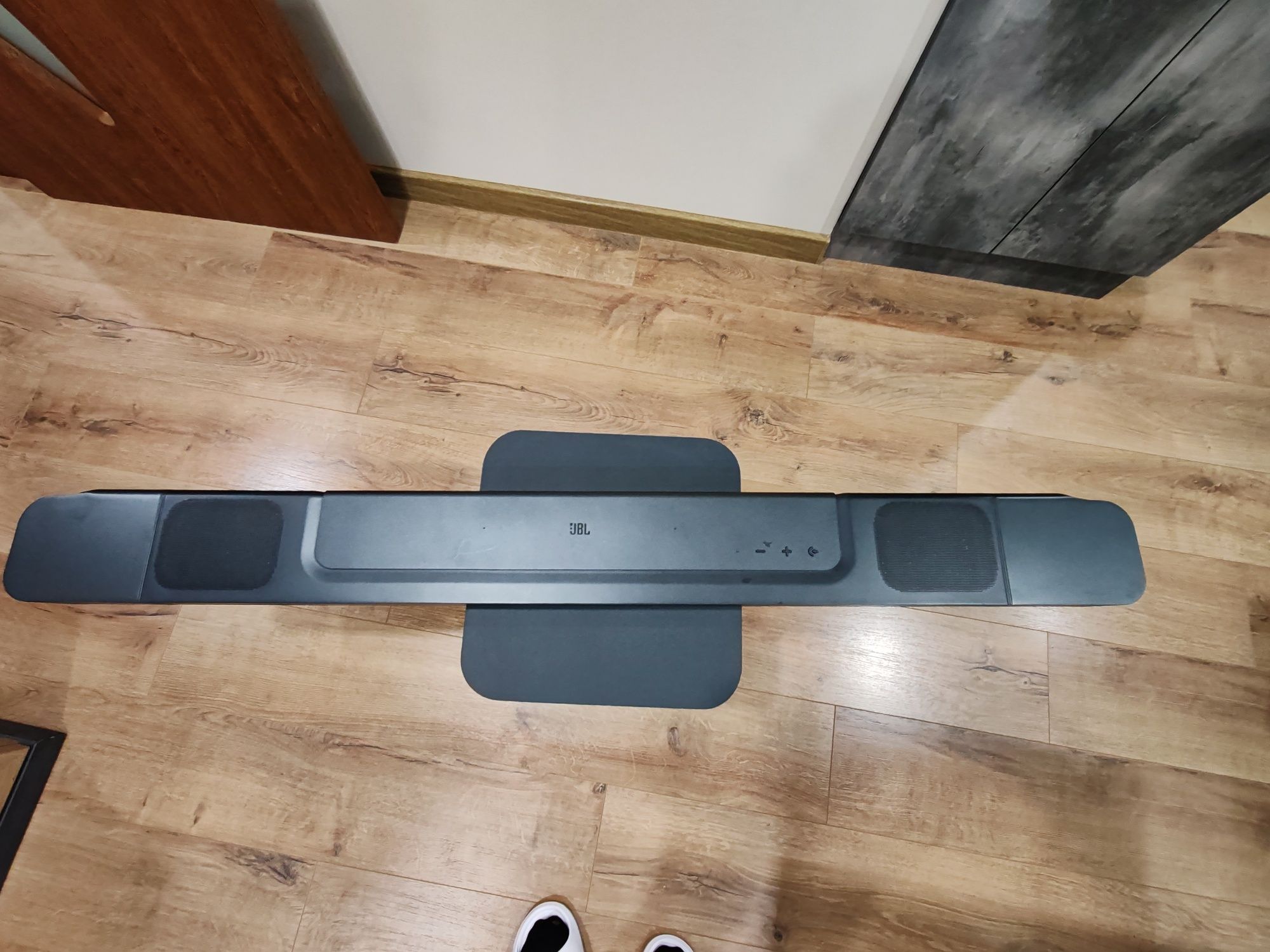 JBL Bar 800 с Dolby Atmos, Безжични съраунд говорители и Субуфер. 
JBL