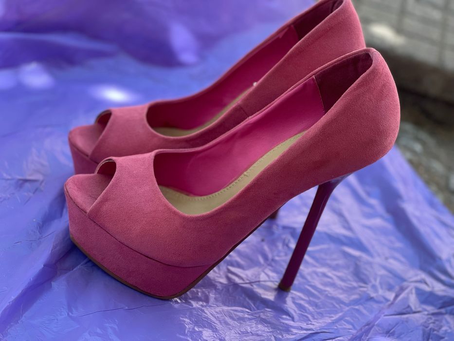 Дамски обувки на висок ток