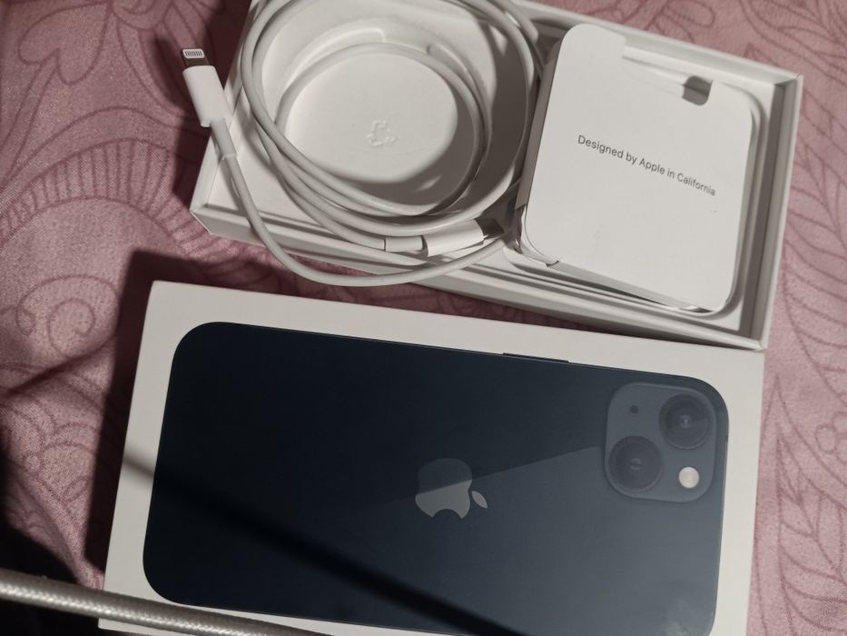 Vând cutie iphone 13 cu cablu original