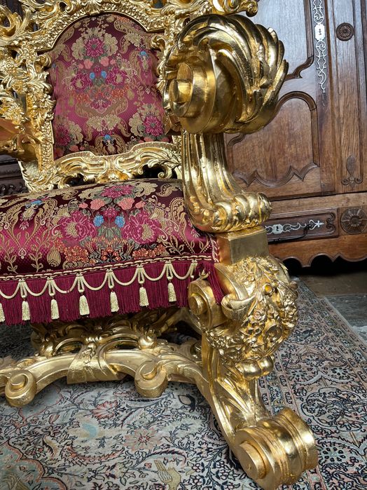 Красив масивен трон / стол