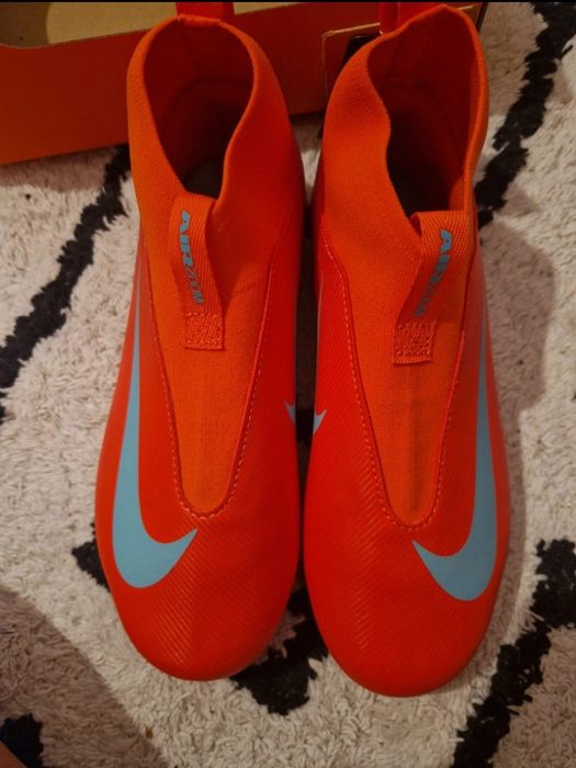 Vând ghete de fotbal